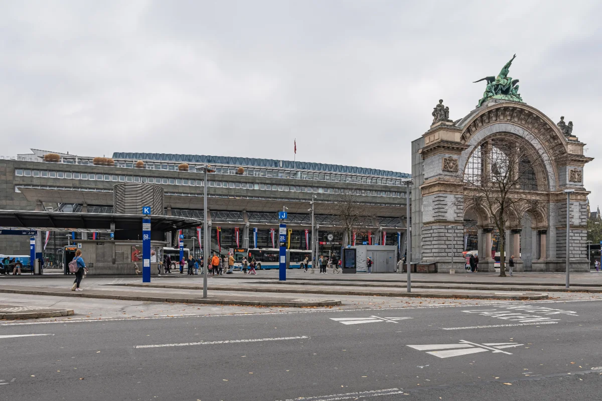 Luzern station building with the historic portal and the bus stops in front of the entrance