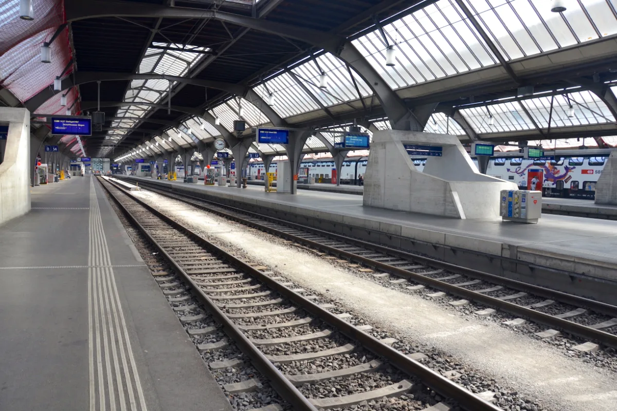 Ground-level platforms and tracks at Zürich HB, where the one-change connection to Luzern is made