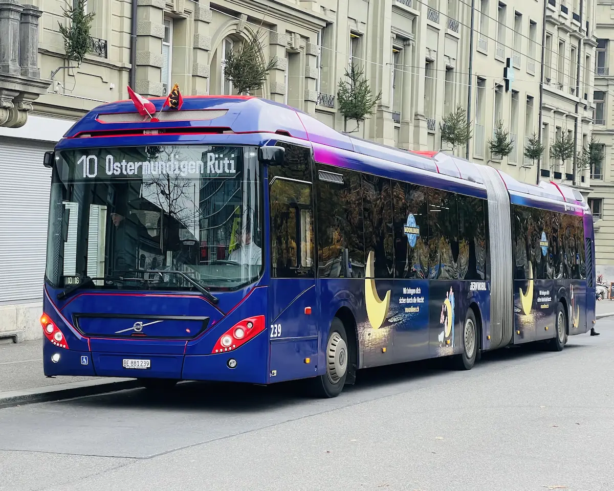 BERNMOBIL bus 10 displaying Ostermundigen Rüti