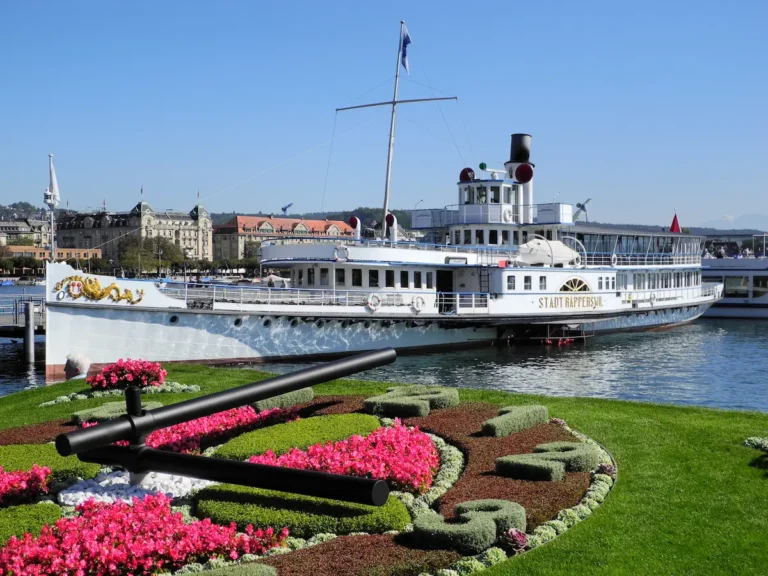 Bürkliplatz flower clock with ZSG paddle steamer Stadt Rapperswil on Lake Zurich