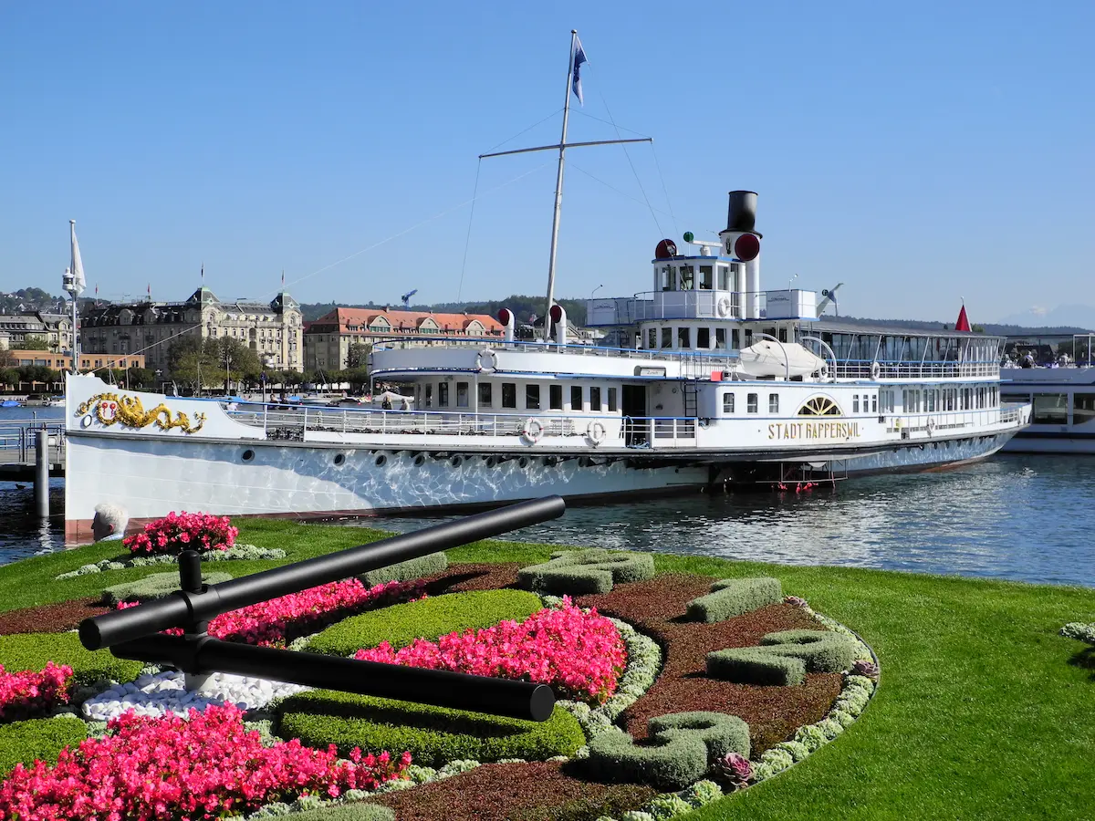 Bürkliplatz flower clock with ZSG paddle steamer Stadt Rapperswil on Lake Zurich