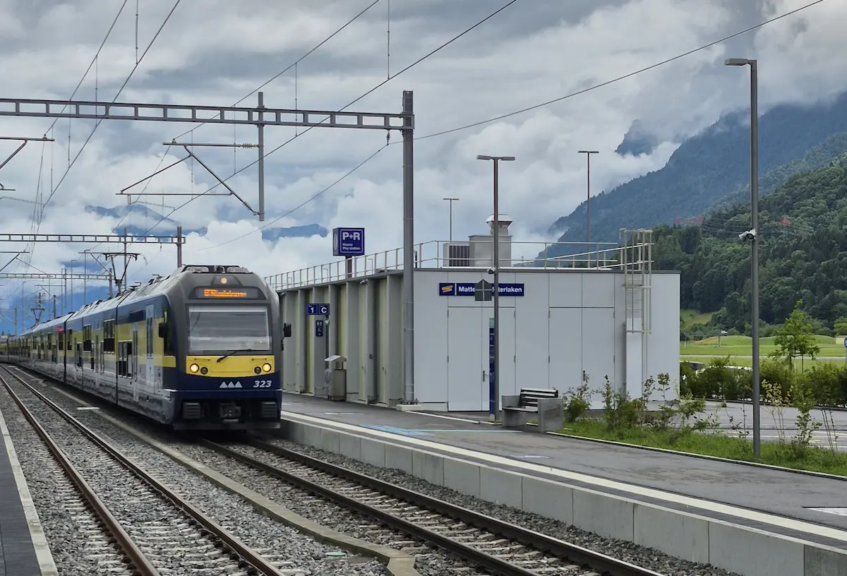 BOB train arriving at Matten bei Interlaken railway station