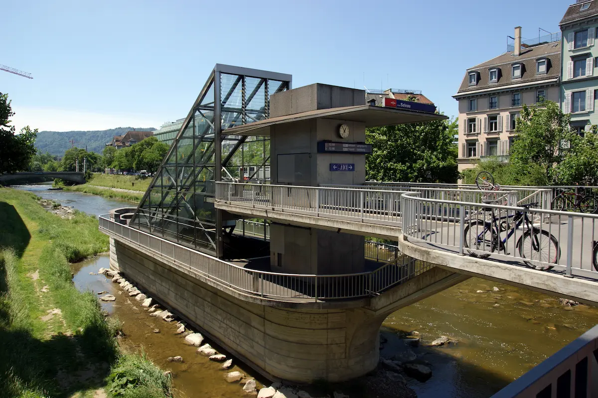 Zürich Selnau station entrance for an alternative S10 boarding point