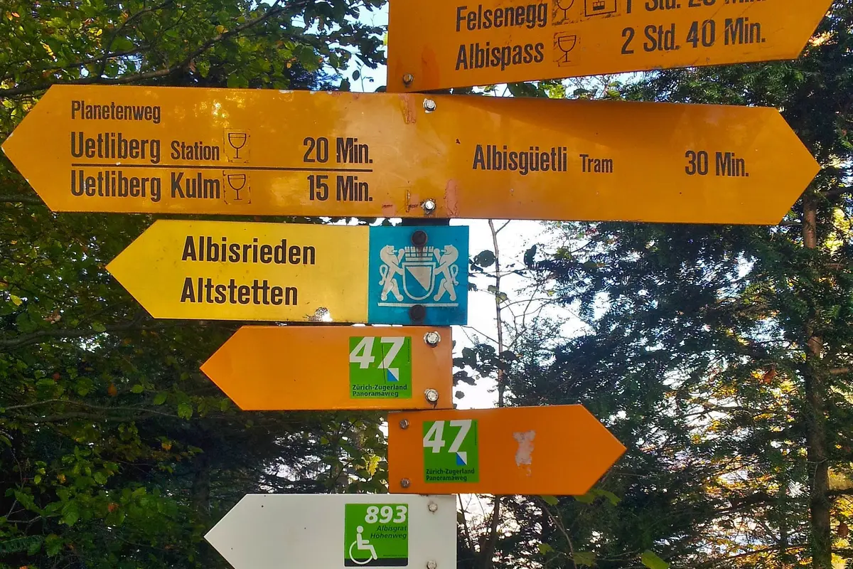 Yellow hiking signs for Uetliberg station, Uetliberg Kulm and the Planet Trail