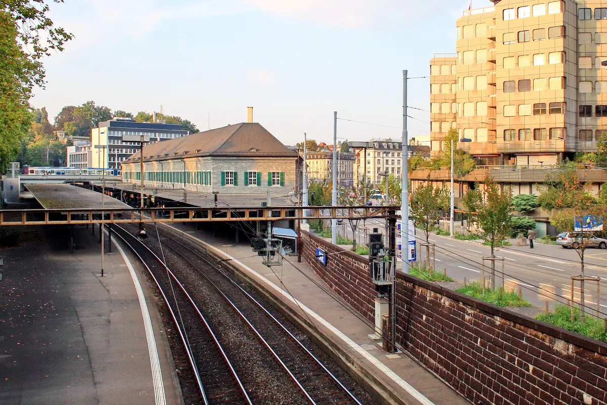 Zürich Enge station as a transport anchor for staying in Enge