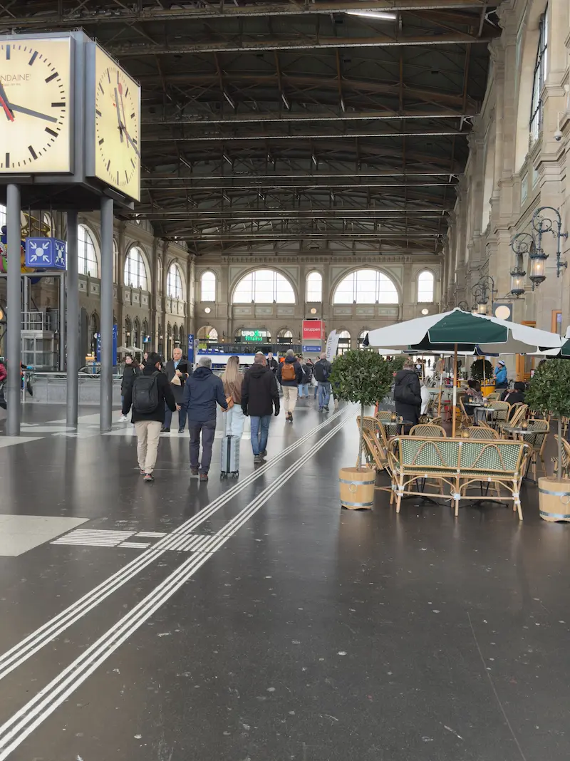 Main hall inside Zürich Hauptbahnhof for arrival and departure planning