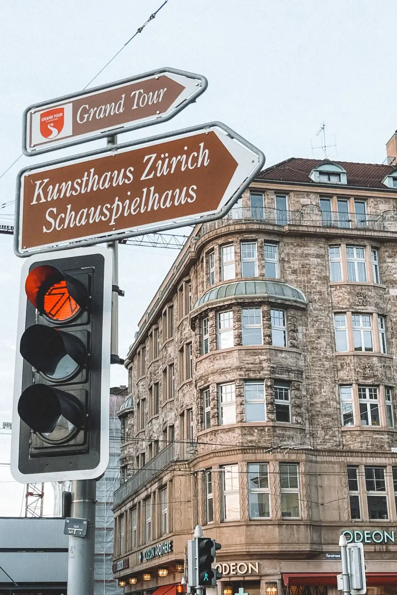 Street signs pointing to Kunsthaus Zürich and Schauspielhaus